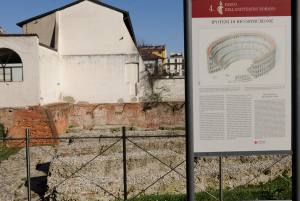 Gli scavi e un cartello esplicativo con la ricostruzione del grande anfiteteatro. (foto di Giacomo Artale)