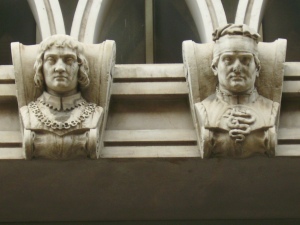 Busti dei Visconti sulla facciata dell'Hotel Cavalieri, in ricordo del luogo dove sorgeva la Ca' de Can, loro prima dimora signorile.