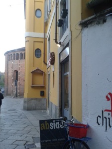 Alla fine del vicolo, l'antica sede del Luogo Pio di S. Caterina.